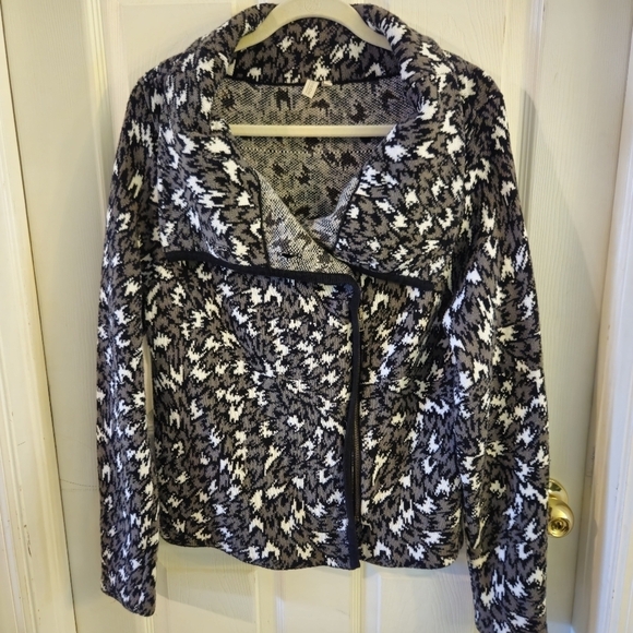 Madison Sweaters - Madison Gray & White Houndstooth Like Pattern Moto Jacket Women’s Size Large